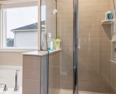 Köşe Duşla Akıcı Bir Banyo: Alan Kazandıran Düzen ve Stil Önerileri