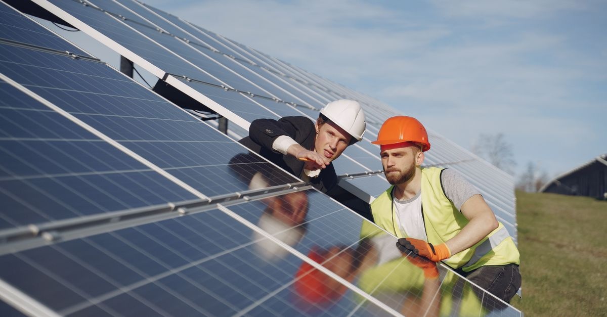 Hangisini Seçmeli? Güneş Elektriği mi Isı Pompası mı — Eviniz İçin En Karlı Yatırım Rehberi