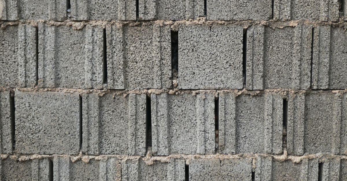 Ustaya Gerek Yok: Beton Bloklarla Güçlü İstinat Duvarı Yapmanın Sırları